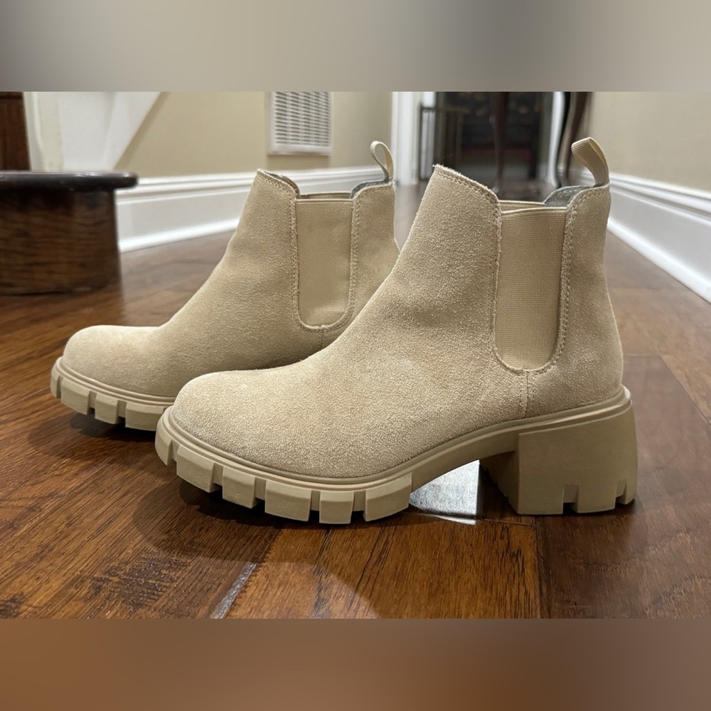 Steve Madden Howler Chelsea Boots Women’s Size 7.5 Sand Suede Lug Sole Chunky
